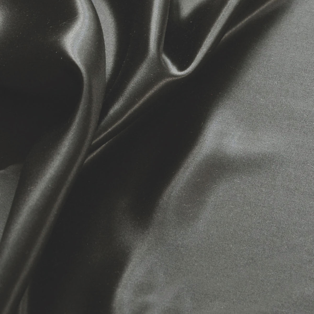 Seidenweber Satin Farbe black Seidenbettwäsche aus hochwertiger Seide im Design HELIOS gefertigt in Deutschland im Onlineshop Daunenspiel