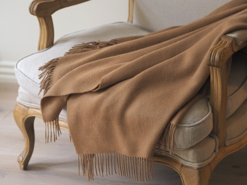 balmuir_lucca_throw_camel_1 Balmuir Wohndecken Lucca in Farbe camel bei Daunenspiel