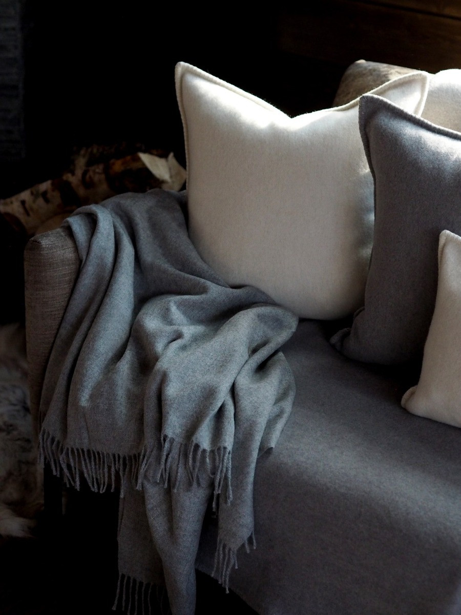 balmuir_lucca_throw_grey_melange_b_cushioncover_ivory Balmuir Wohndecke Lucca bei Daunenspiel