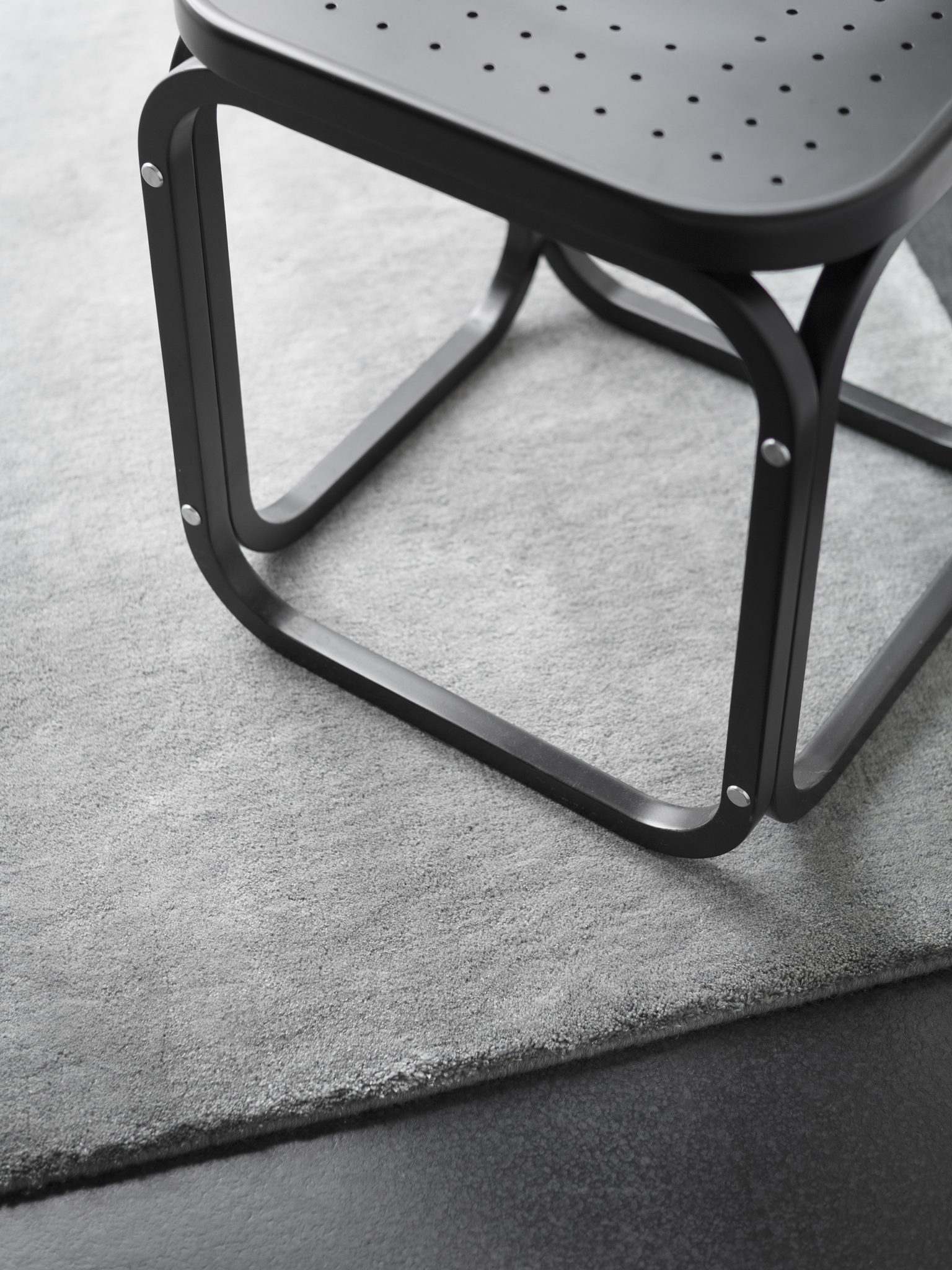 Fabula_Ask_Rug_Grey_Wool_Hand-loom_1616_A2_72dpi