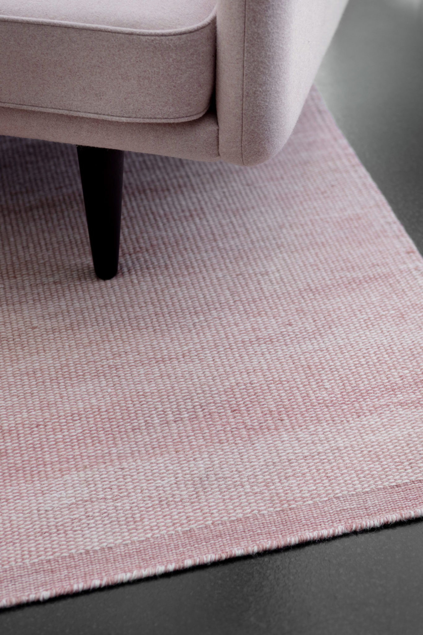 Fabula_Bellis_Rug_Rose_Offwhite_Wool_Hand-woven_3011_A2_72dpi Fabula Living Wollteppich mit Viskose, handgewebt im Daunenspiel Onlienshop