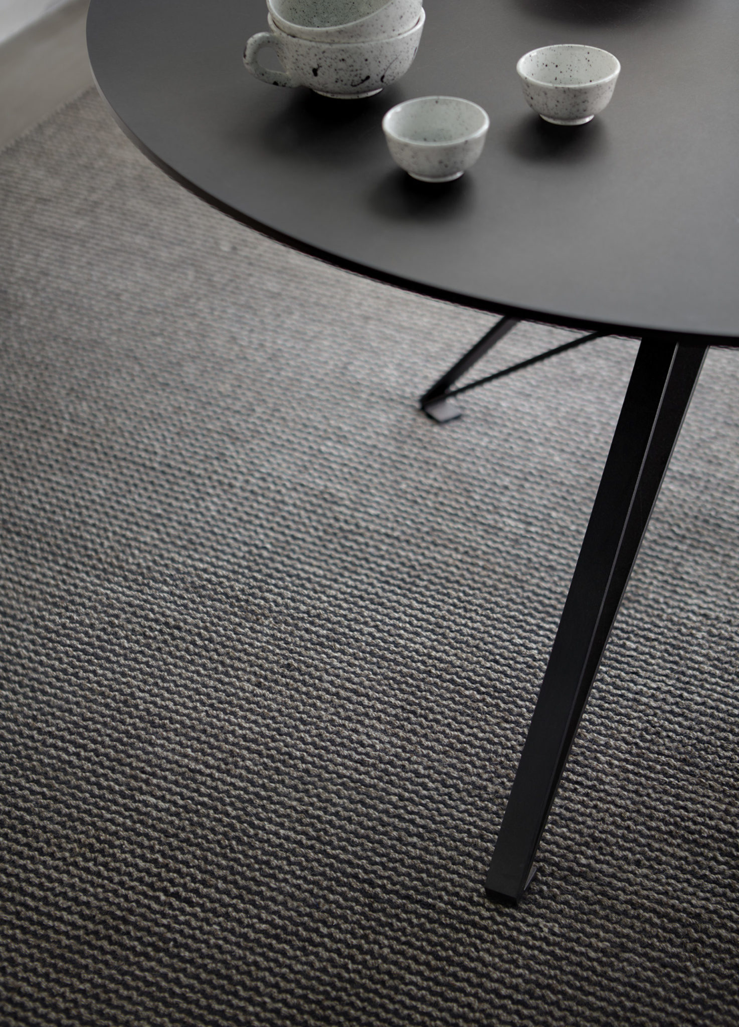 Fabula_Fenris_Rug_Black_Nature_Wool_Hand-woven_1525__A2_72dpi Fablua Living Naturteppich FENRIS aus Wolle, flachgewebt, handwoven im Daunenspiel Onleinshop