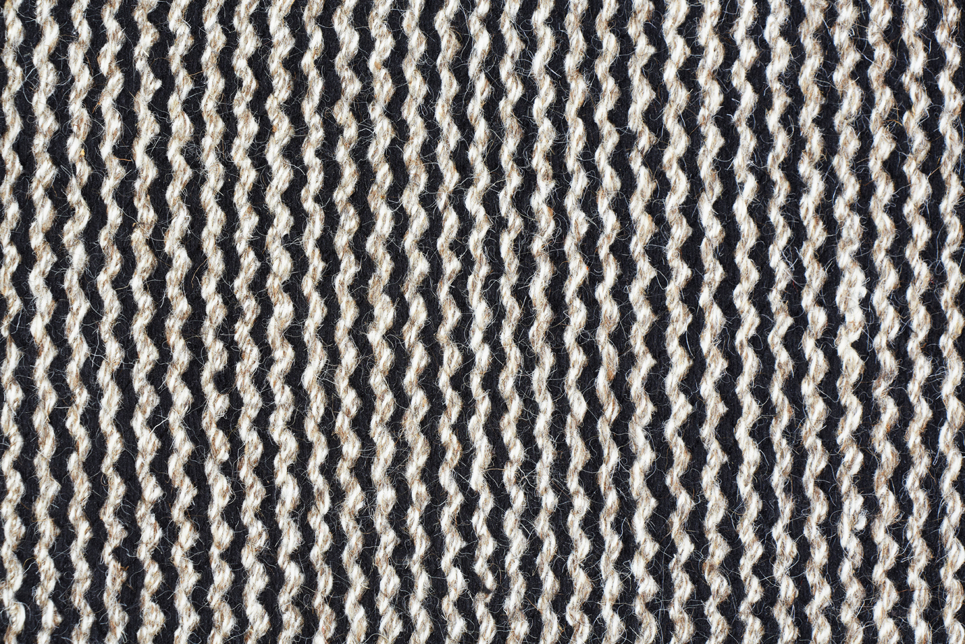 Fabula_Fenris_Rug_Black_Nature_Wool_Hand-woven_1525__C_72dpi Fablua Living Naturteppich FENRIS aus Wolle, flachgewebt, handwoven im Daunenspiel Onleinshop