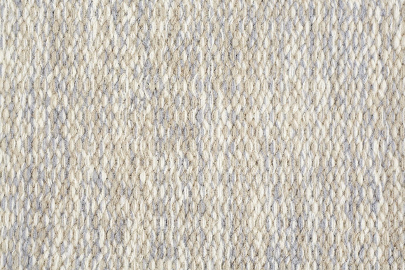 Fabula_Gimle_Rug_Beige_Grey_Wool_Hand-woven_1211__C_72dpi Fablua Living Naturteppich Gimle aus Wolle, flachgewebt, handwoven im Daunenspiel Onleinshop