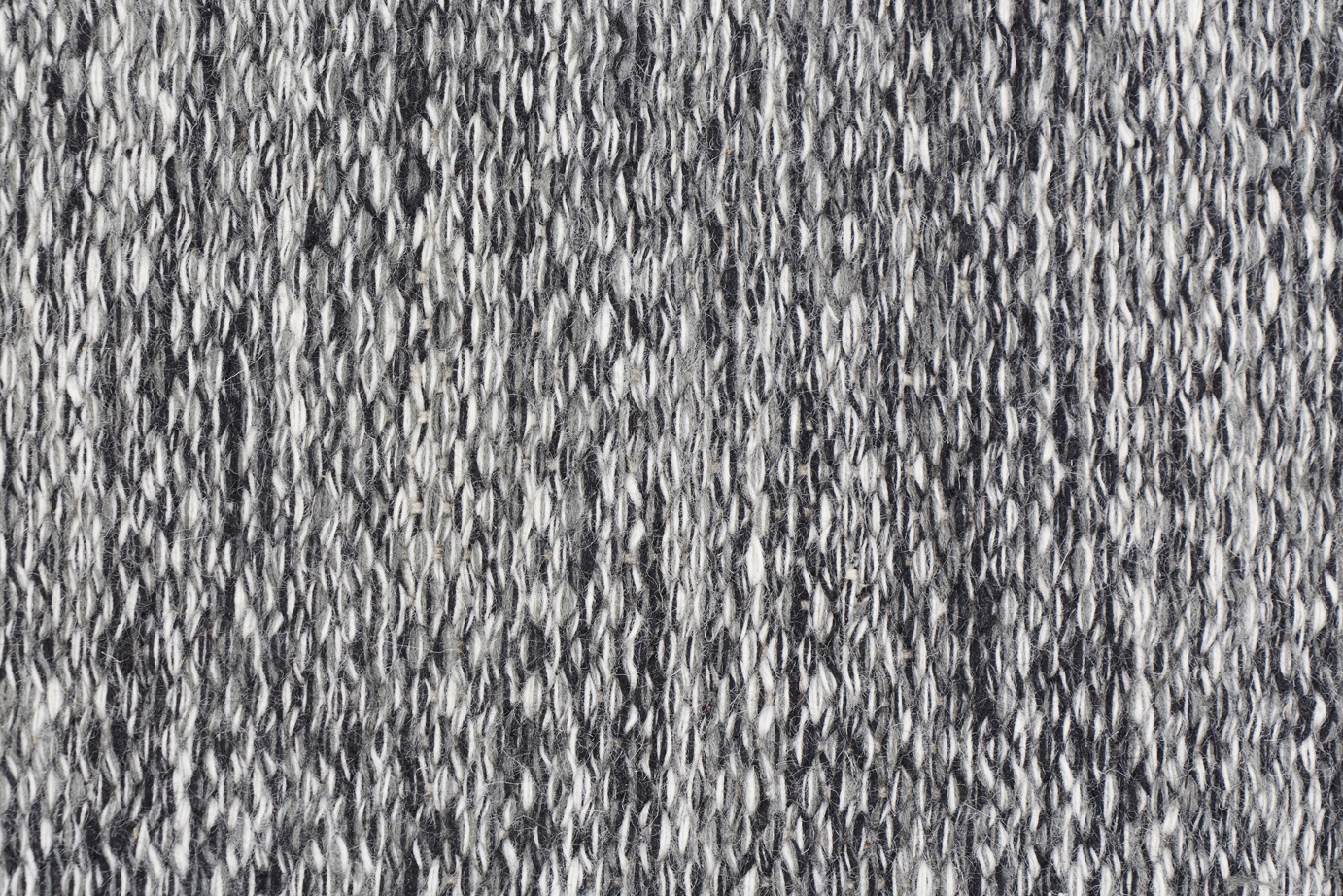 Fabula_Gimle_Rug_Black_Offwhite_Wool_Hand-woven_1511__C_72dpi Fablua Living Naturteppich Gimle aus Wolle, flachgewebt, handwoven im Daunenspiel Onleinshop