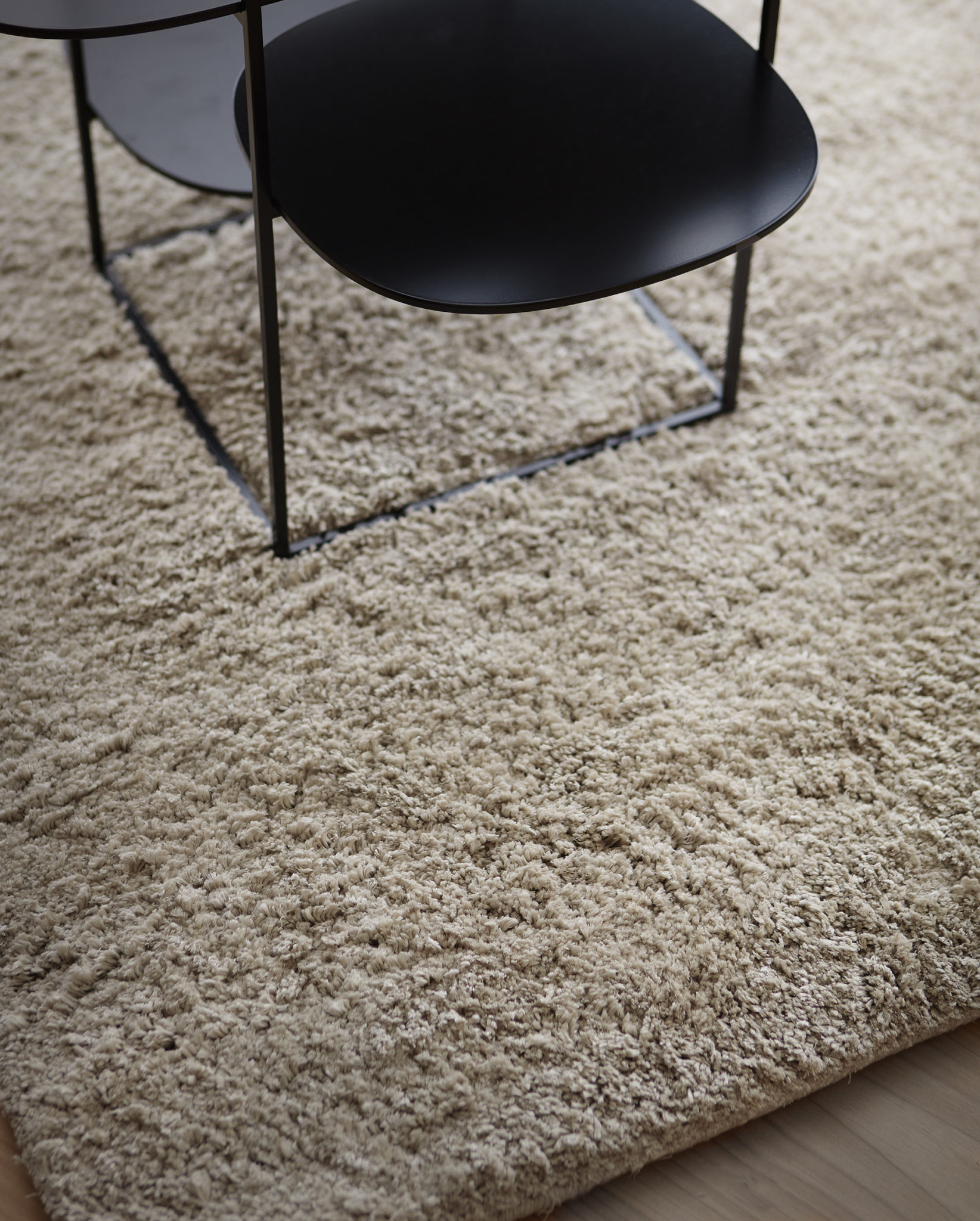 Fabula_Gjall_Rug_Beige_Viscose_Hand-woven_Highpile_1212__A2_72dpi Fabula Living Wollteppich mit Viskose, handgewebt im Daunenspiel Onlienshop