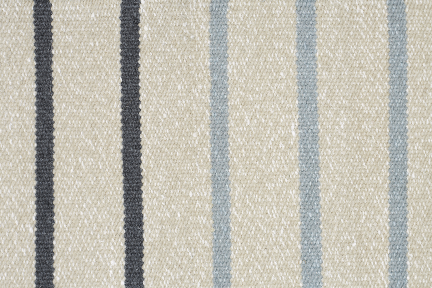 Fabula_Poppy_Rug_Lightblue_Beige_Wool_Linen_Hand-woven_3812__C_72dpi Fablua Living Naturteppich POPPY aus Wolle, flachgewebt, handwoven im Daunenspiel Onleinshop