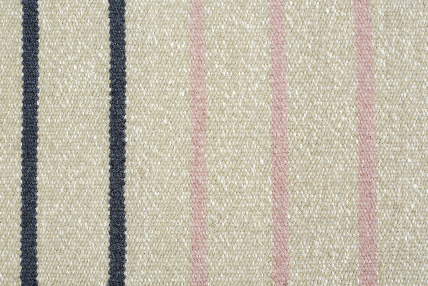 Fabula_Poppy_Rug_Nude_Beige_Wool_Linen_Hand-woven_3012__C_72dpi Fablua Living Naturteppich POPPY aus Wolle, flachgewebt, handwoven im Daunenspiel Onleinshop