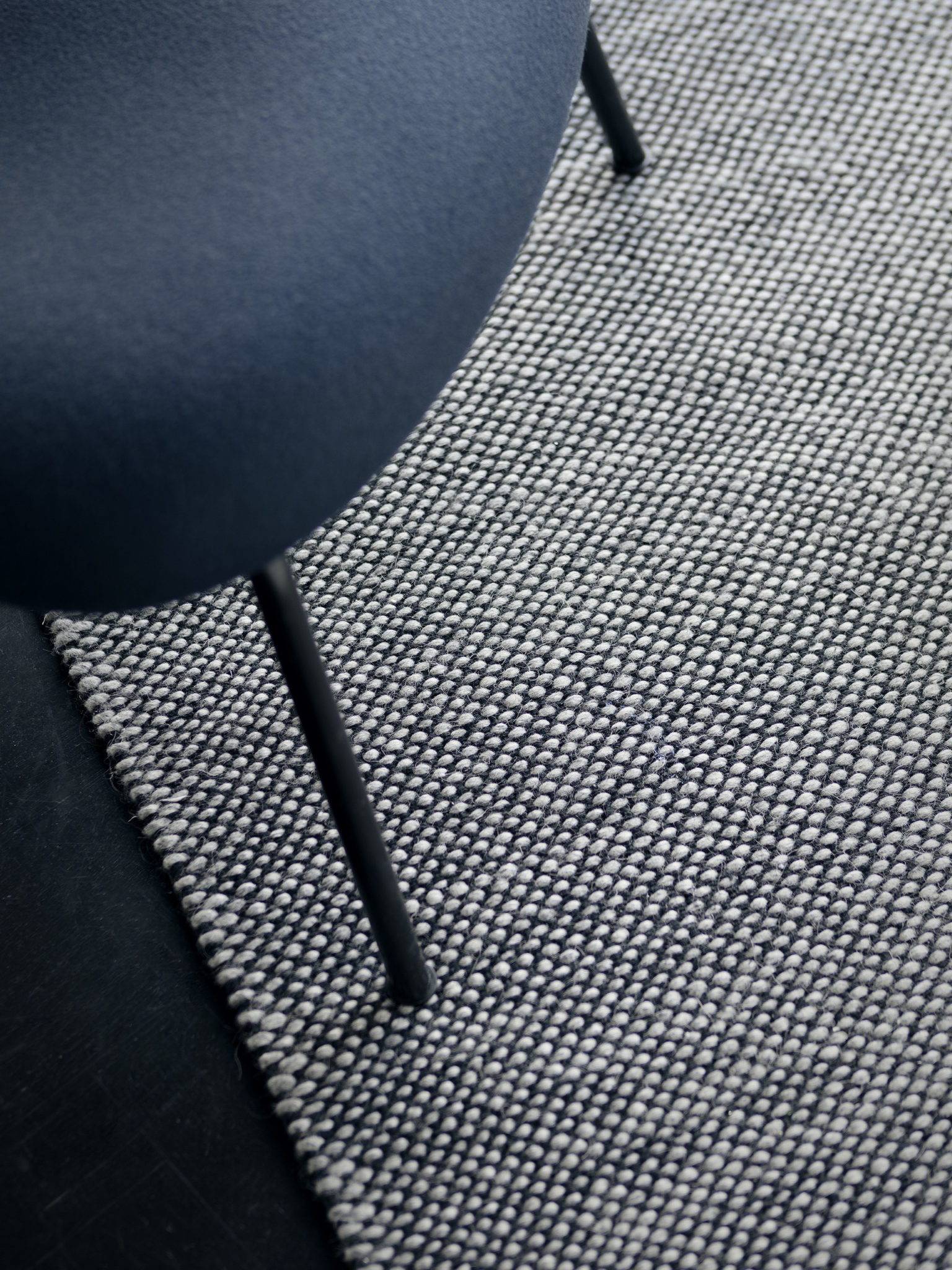 Fabula_Rolf_Rug_Grey_Black_Wool_Hand-woven_1615_A2_72dpi Fablua Living Naturteppich Rolf aus Wolle, flachgewebt, handwoven im Daunenspiel Onleinshop