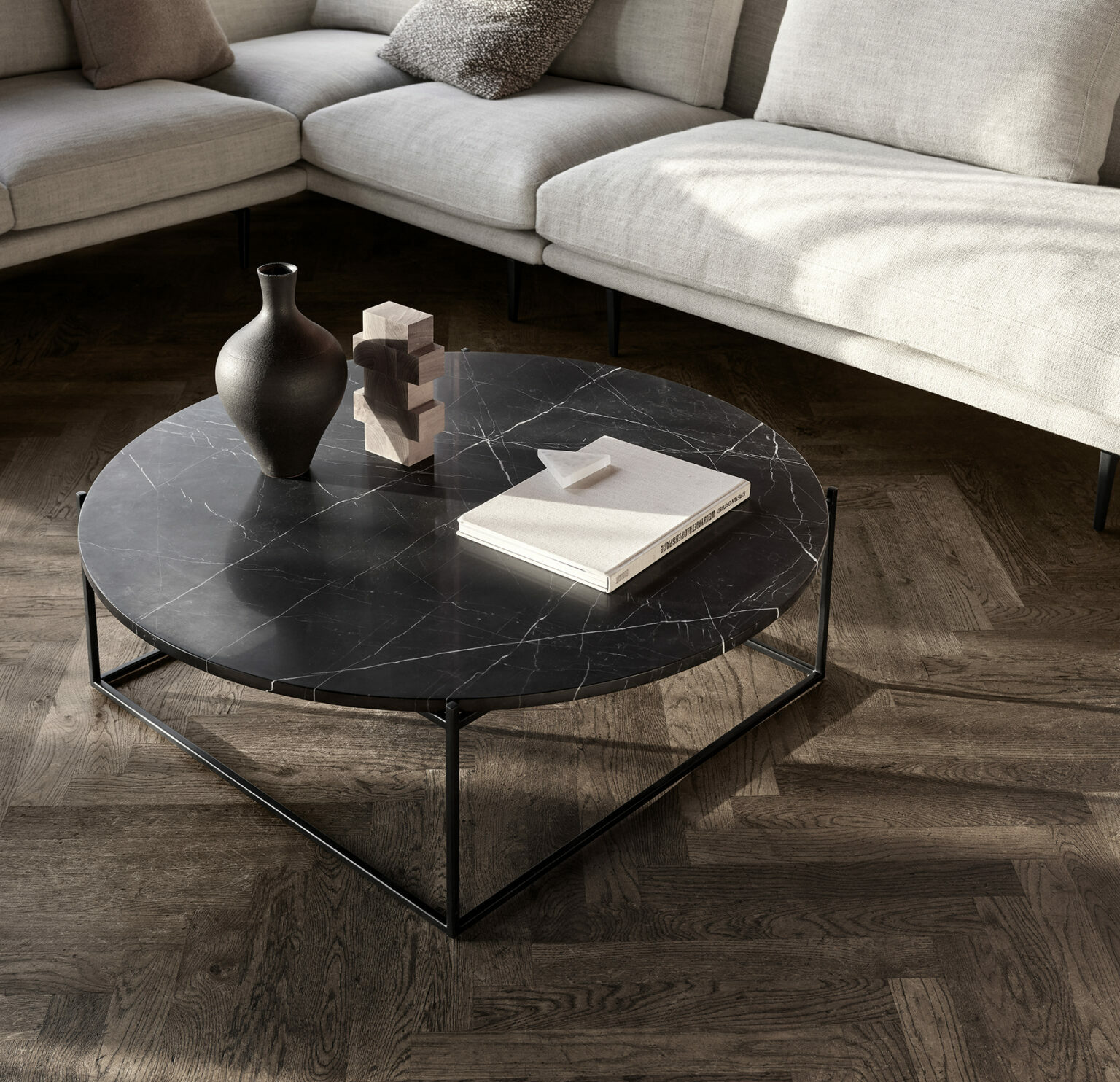 Circle_table_detail_Coffee table_black, Surface_Julie Col. 4_light_72 dpi