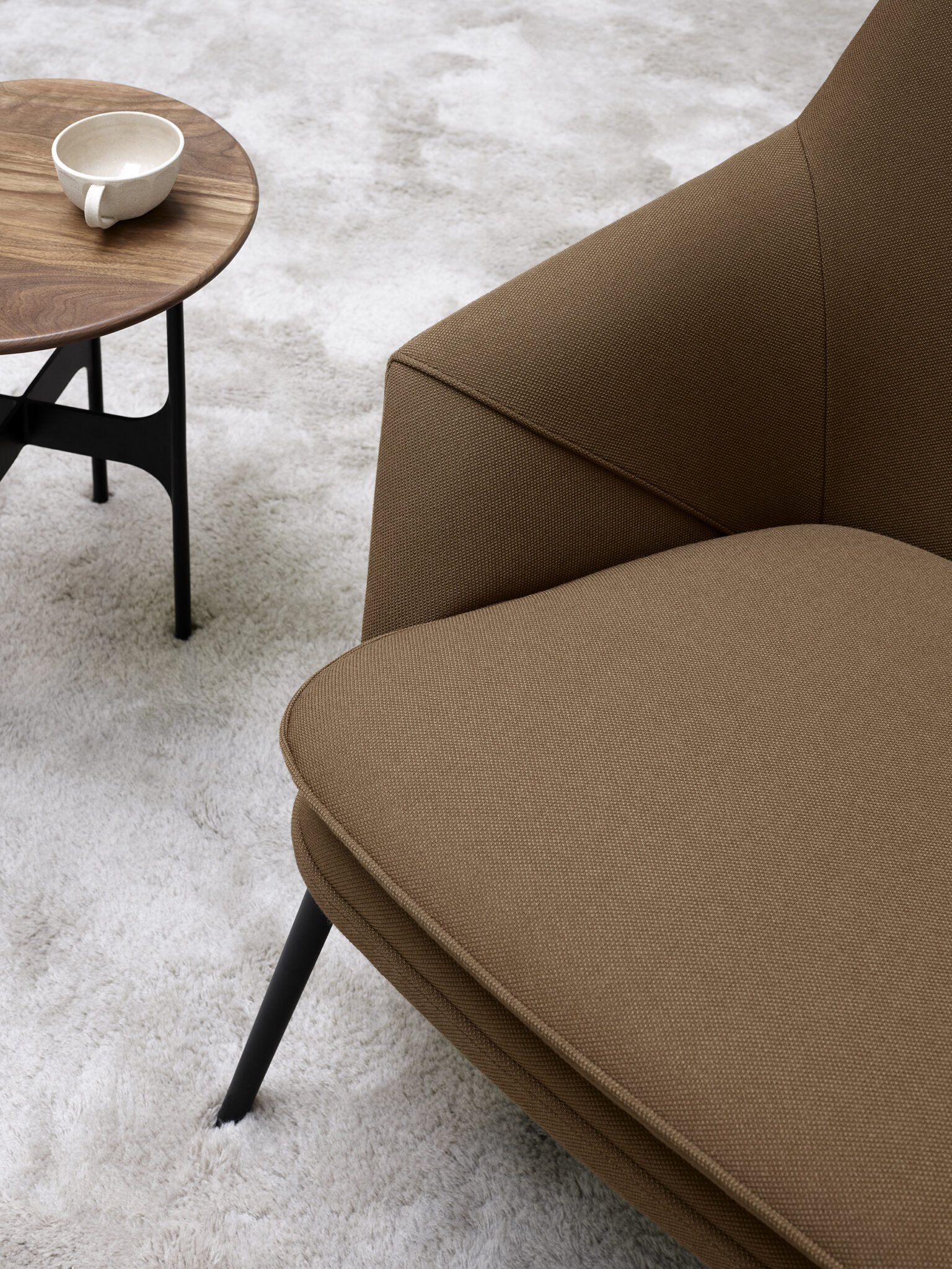 Hug_detail_chair_Steelcut 2 265, Floema_table, Elba_oat_v1_72 dpi