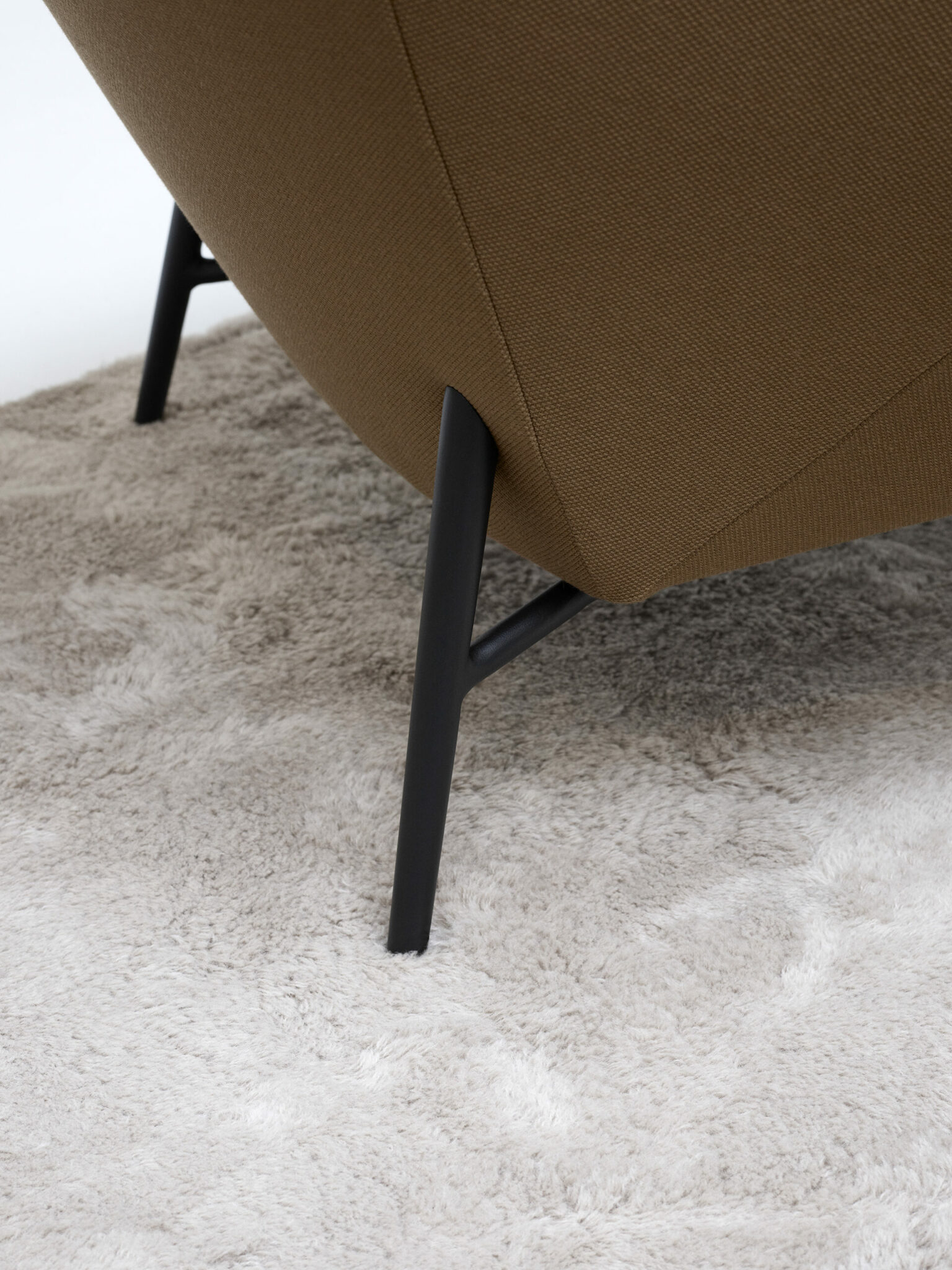Hug_detail_chair_Steelcut 2 265, Floema_table, Elba_oat_v2_72 dpi