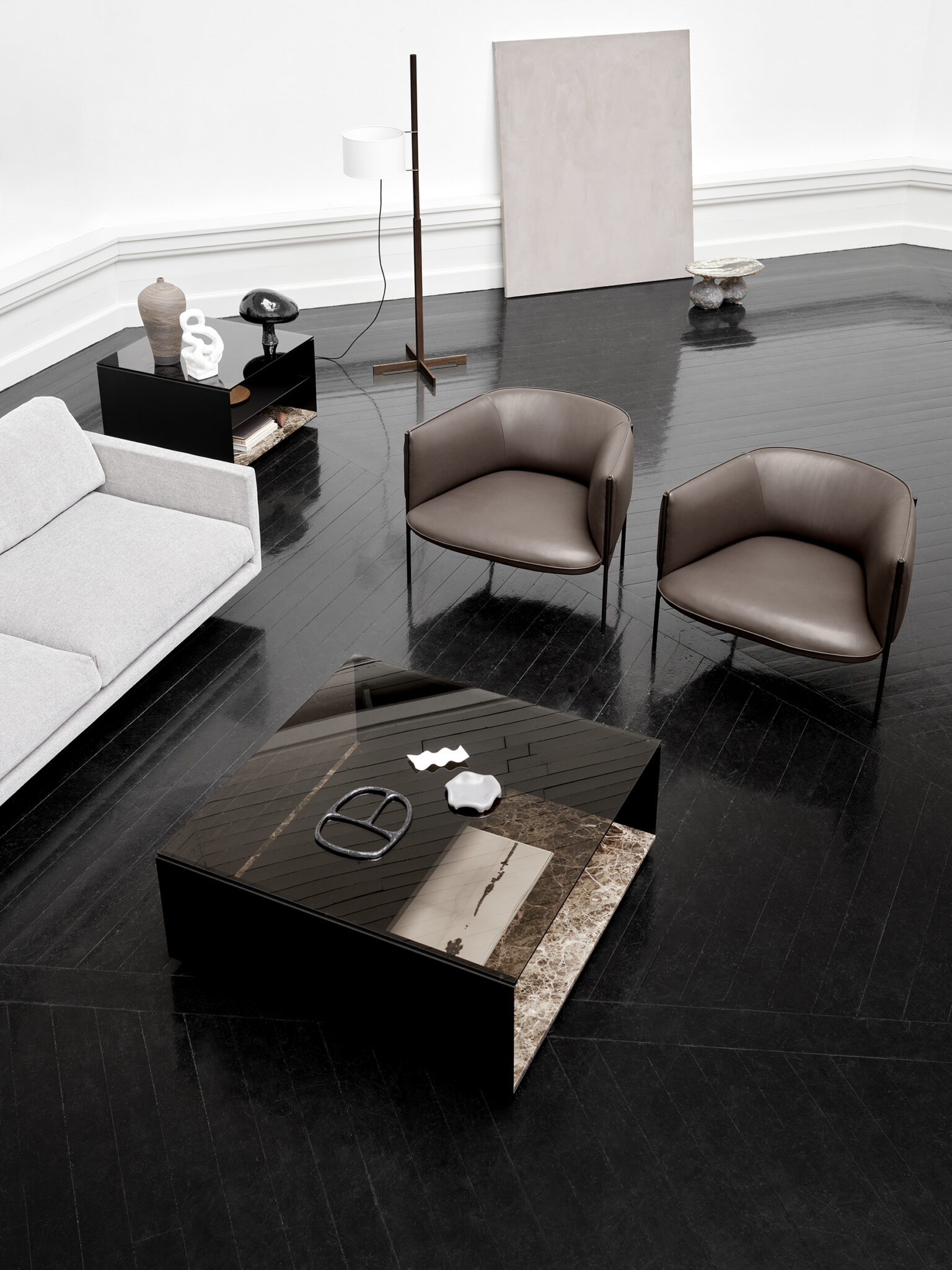 Sepal lounge chair_Parma col. Mocca, Expose_large_medium_Maho_mod. 10_72 dpi