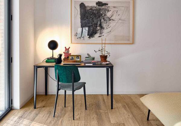 Midj Stuhl Joe mit Tisch Nene bei Daunenspiel