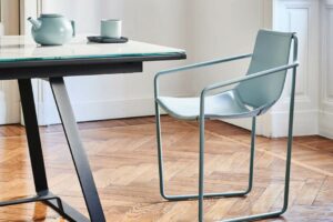 Midj Stuhl Apelle mit Armelene in Kernleder im Daunenspiel Online-Shop