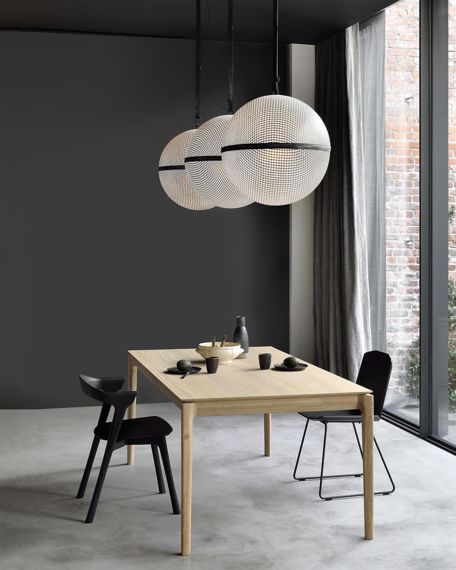 51504_Oak_Bok_extendable_dining_table_51491_Oak_black_Bok_chair_3_WEB Ethnicraft Esstisch BOK mit Ausziehfunktion aus Eichenholz im Daunenspiel Onlineshop