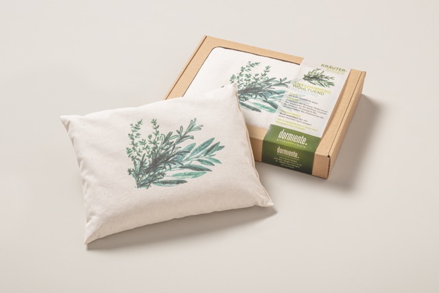 DUFTKISSEN_VERPACKUNG+KISSEN_KRAEUTER Mittel Duftkissen von Dormiente aus Lavendel, Zirbe oder Kräuterduft