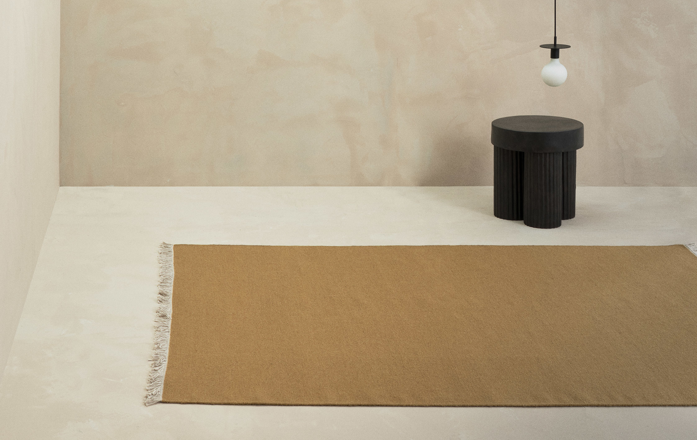 Linie_Design_Rainbow_Ochre_Interior-1 Linie Design Rainbow Wollteppich im Onlineshop Daunenspiel in diversen Fraben