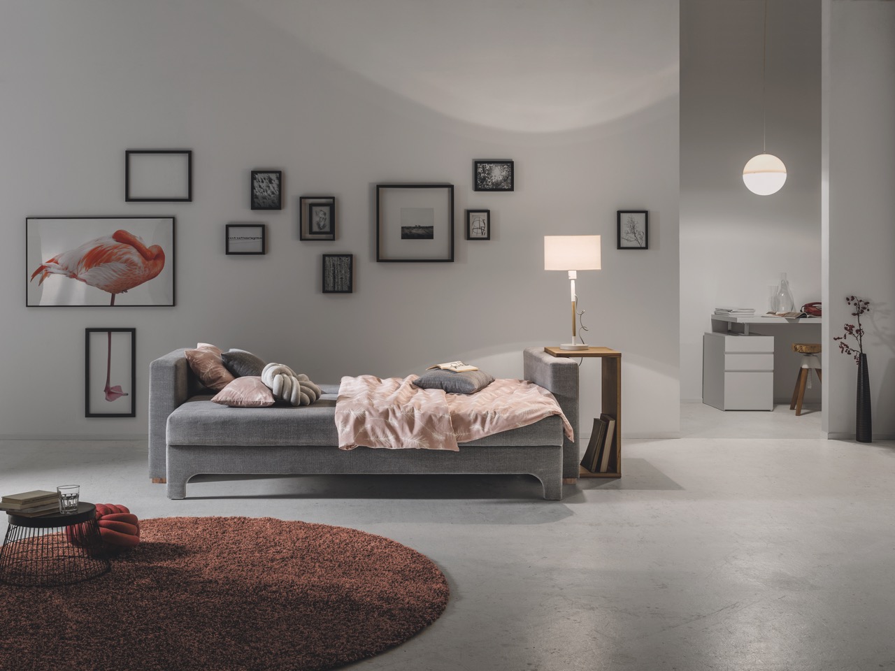 ZEDULO-3_NACHT_AMBIENTE_ROSA Groß Schlafsofa Zedulo 3 von Dormiente mit Ausziehfunktion im Onlineshop bei Daunenspiel, 100% Natur