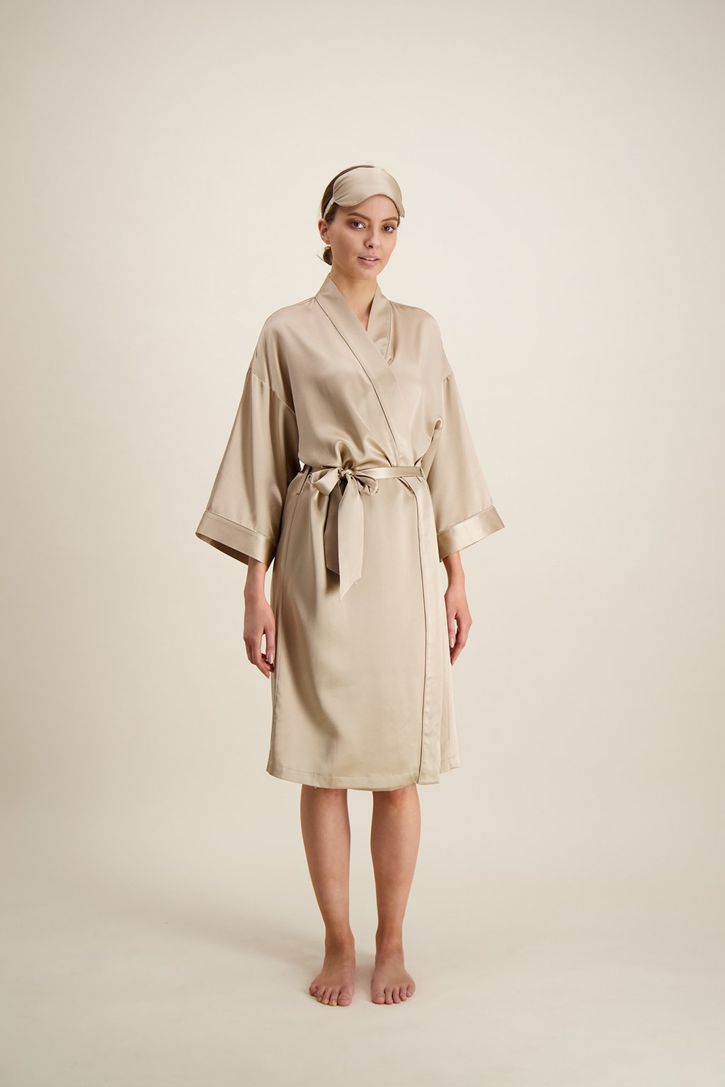 balmuir_marbel_robe_light_sand_melange_studio_model_1 Marbel Bademantel aus Seide von Balmuir im online shop von Daunenspiel