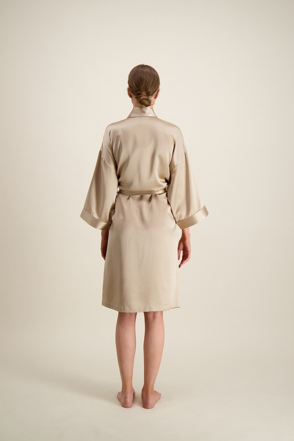 balmuir_marbel_robe_light_sand_melange_studio_model_3 Marbel Bademantel aus Seide von Balmuir im online shop von Daunenspiel