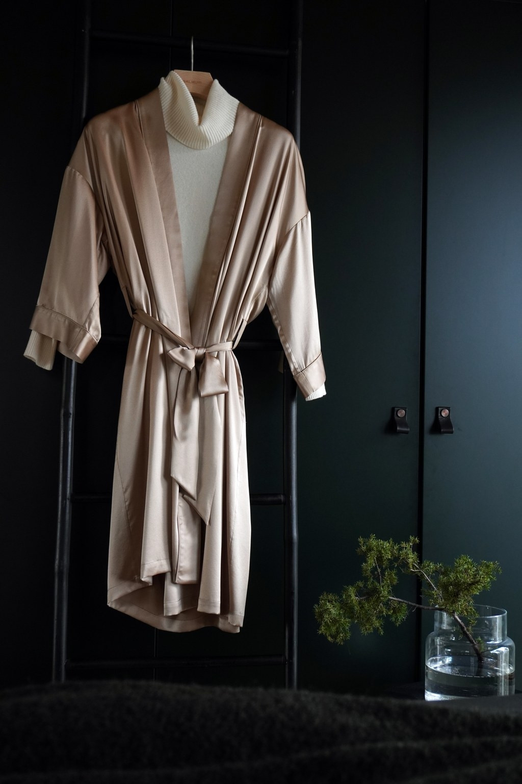 balmuir_marbel_robe_light_taupe__3 Marbel Bademantel aus Seide von Balmuir im online shop von Daunenspiel