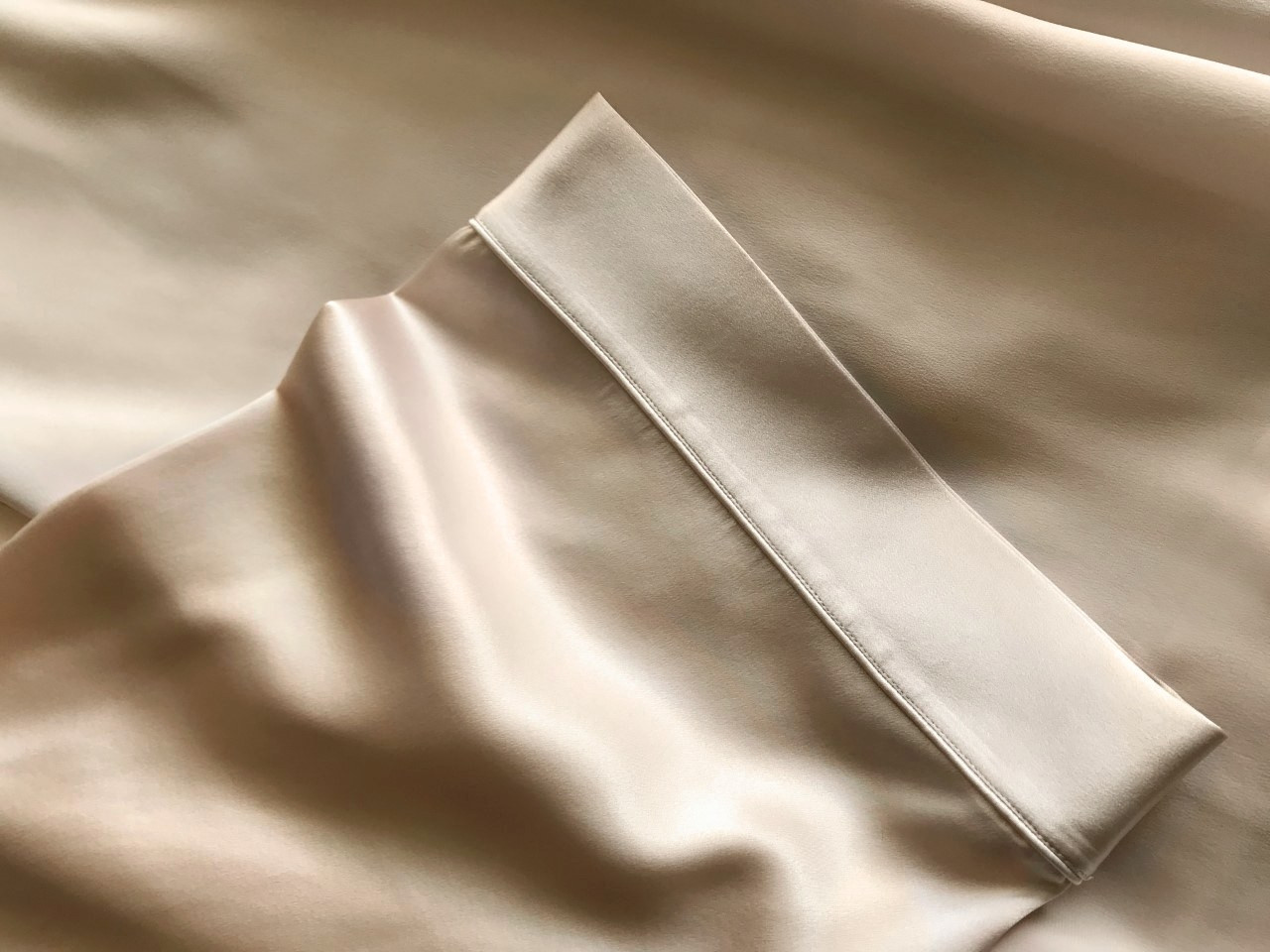 balmuir_marbel_silk_robe_lighttaupe10 Marbel Bademantel aus Seide von Balmuir im online shop von Daunenspiel