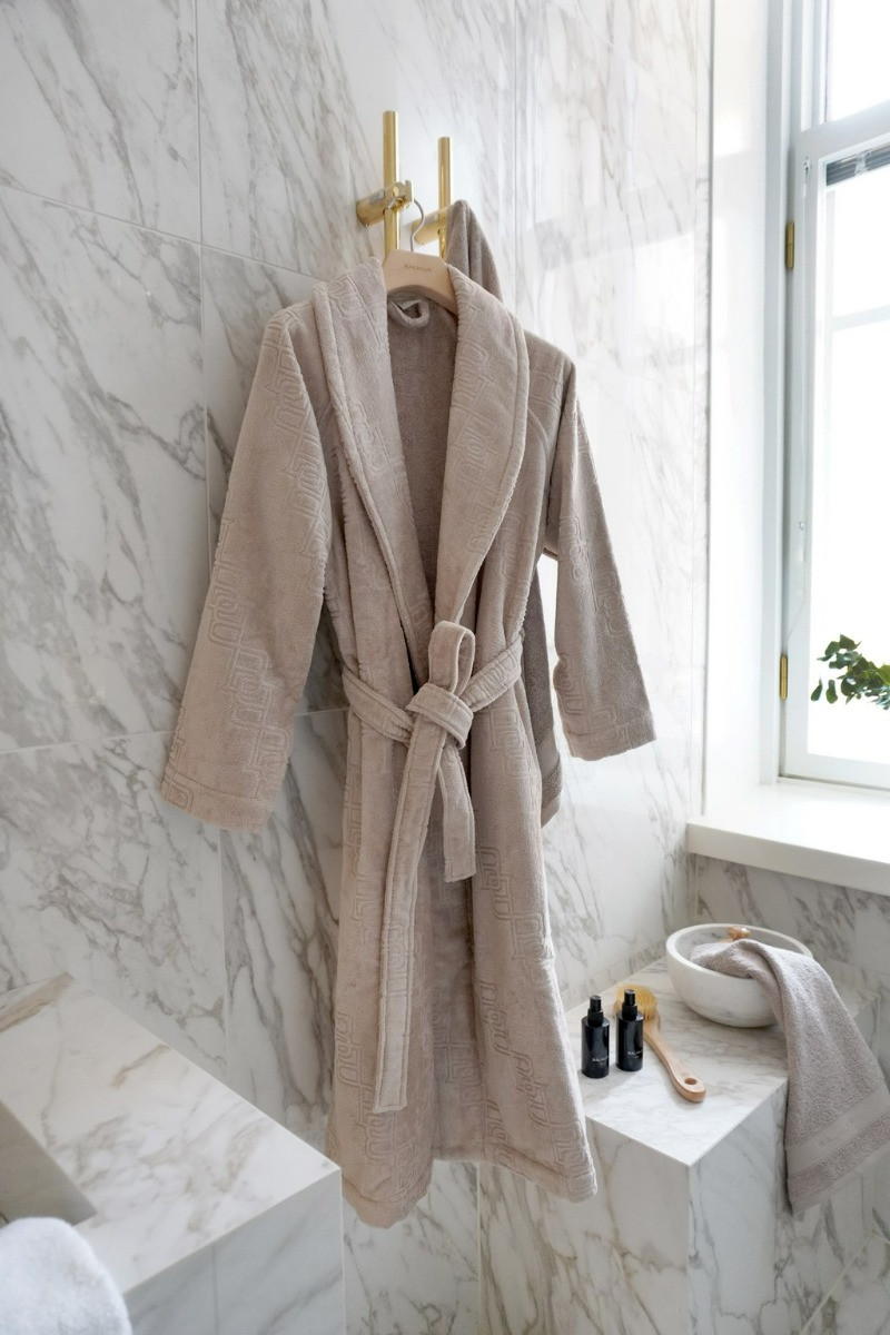 balmuir_pampelonne_robe_darktaupe_1 Pampelonne Bademantel von Balmuir im online shop von Daunenspiel