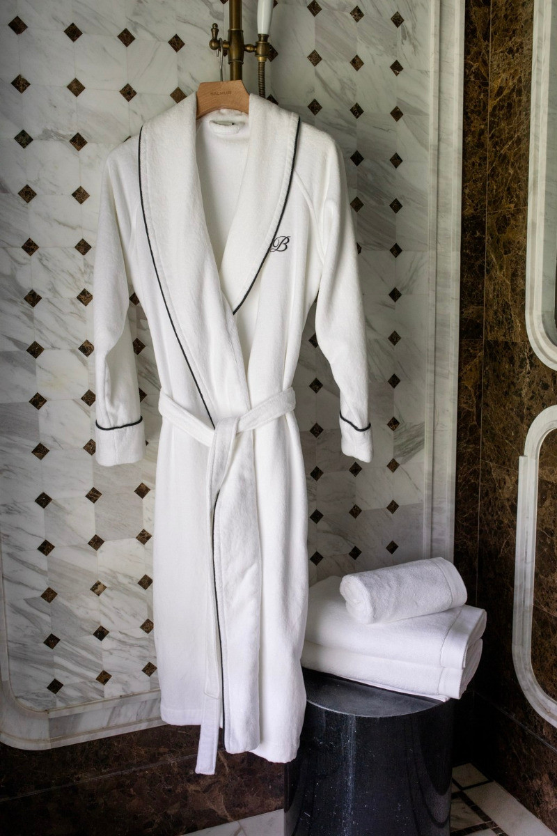 balmuir_portofino_robe_lugano_towel_white Der Bademantel Portofino besteht aus 100 % Baumwolle. Das Bademantel-Design zeichnet sich durch einen markanten Schalkragen und einen passenden Gürtel aus. Es ist mit Paspeldetails am Schalkragen und an den Ärmeln sowie einem raffiniert gestickten Markenlogo versehen. Unsere Portofino-Bademäntel werden in Portugal in perfekter Handarbeit gefertigt.