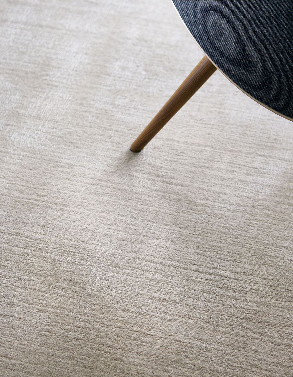 fabula_valhal_rug_sand_wool_hand-loom_high-pile_1200_a2_300dpi_medium_produkt Fabula Living Valhal Teppich aus Wolle und Viskose in diversen Größen und Farben bei Daunenspiel online erhältlich