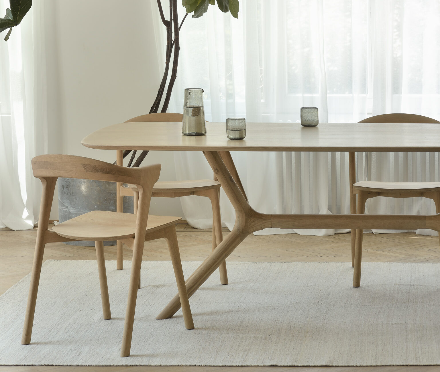 ethnicraft Bok Stuhl_dining_table_51490_Oak_Bok_chair_21700_Nomad_Sand_rug_2_WEB Ethnicraft Stuhl Bok mit Tisch Bok kombiniert aus Eichenholz im Daunenspiel Online-shop