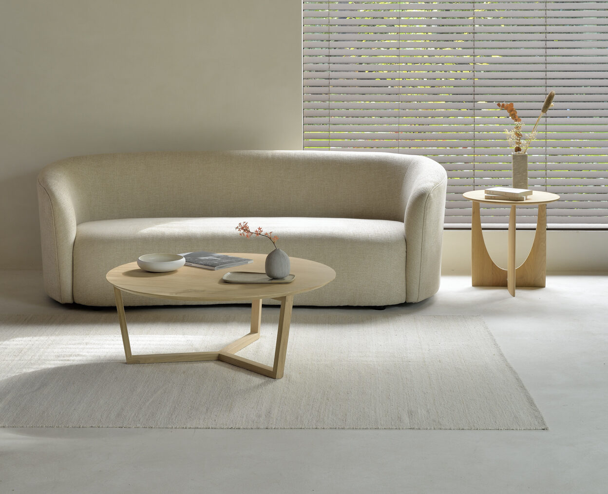 ethnicraft Tripod Couchtisch_Ellipse_sofa Ethnicraft Couchtisch Tripod aus Eichenholz im Daunenspiel Onlinshop