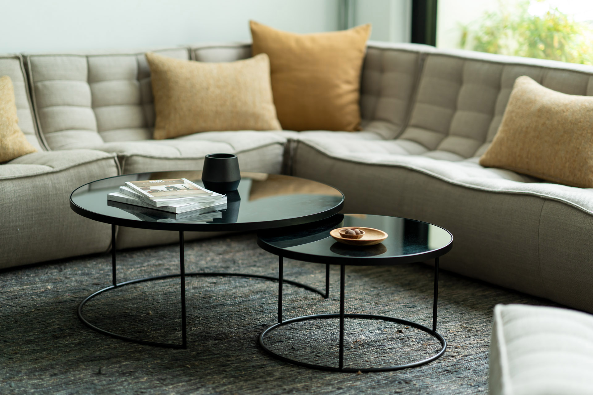 ethnicraft_Charcoal_Nesting_coffee_table_set_3_WEB Ethnicraft Tischkombination Set Nesting in diversen Farben bei Daunenspiel