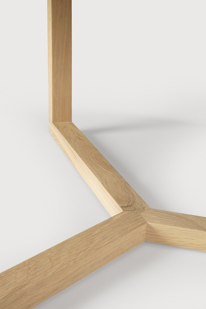 ethnicraft_Tripod Couchtisch detail Füße Ethnicraft Couchtisch Tripod aus Eichenholz im Daunenspiel Onlinshop